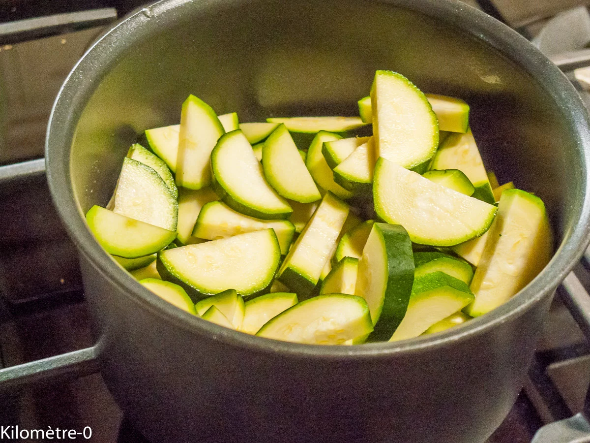 Houmous de courgettes et fanes de radis : étape 2 — Lavez et coupez les courgettes en rondelles.