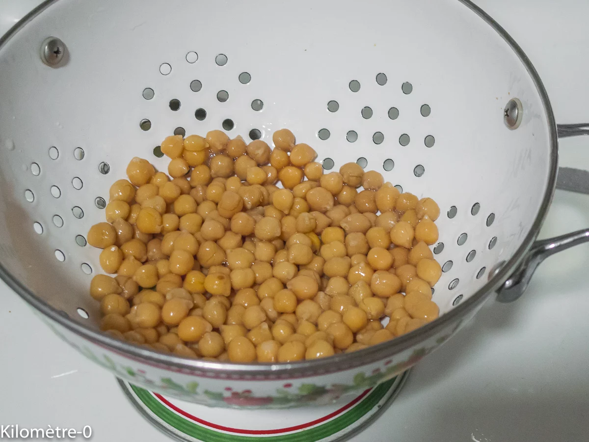 Houmous de courgettes et fanes de radis : étape 3 — Rincez bien les pois chiches cuits.