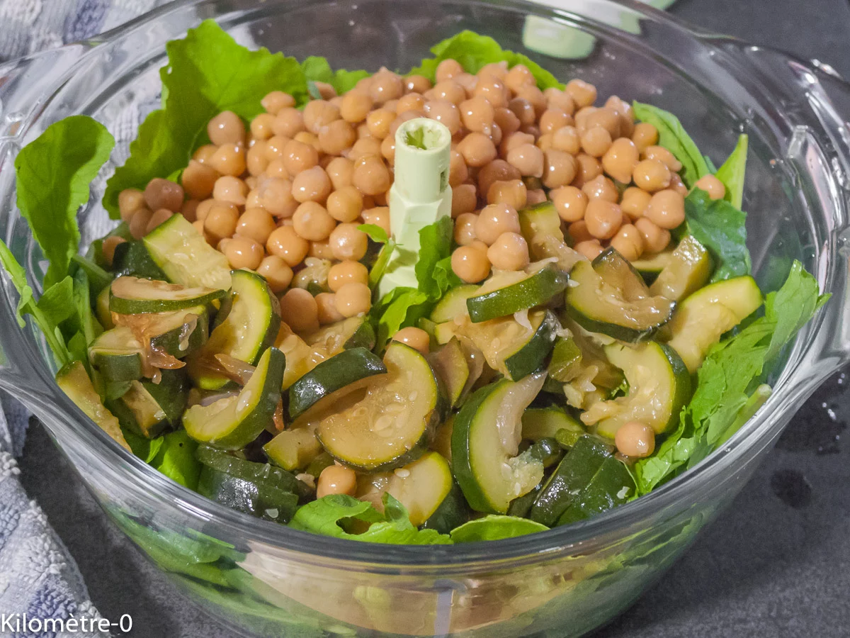 Houmous de courgettes et fanes de radis : étape 5 — Mixez les fanes de radis avec les légumes cuits et les pois chiches.