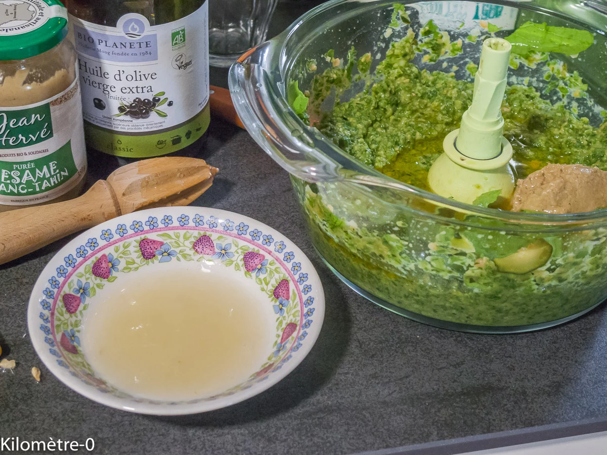 Houmous de courgettes et fanes de radis : étape 6 — Ajoutez le jus de citron, le tahini et l'huile d'olive.