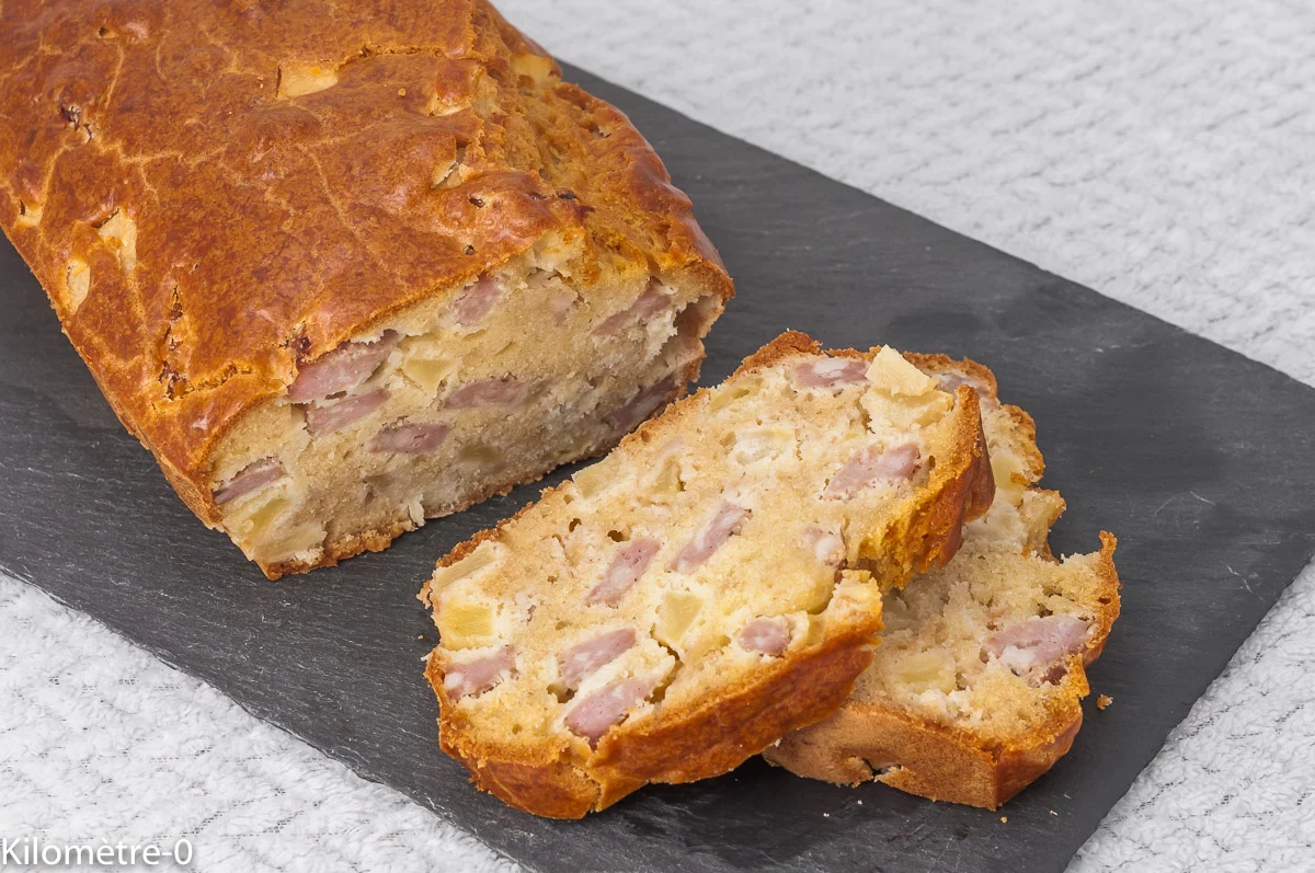 Photo de recette de cake, salé, apéro, pommes, fruits, saucisses, automne, hiver, printemps, rapide, gourmand, doux, Kilomètre-0, blog de cuisine réalisée à partir de produits de saison et issus de circuits courts