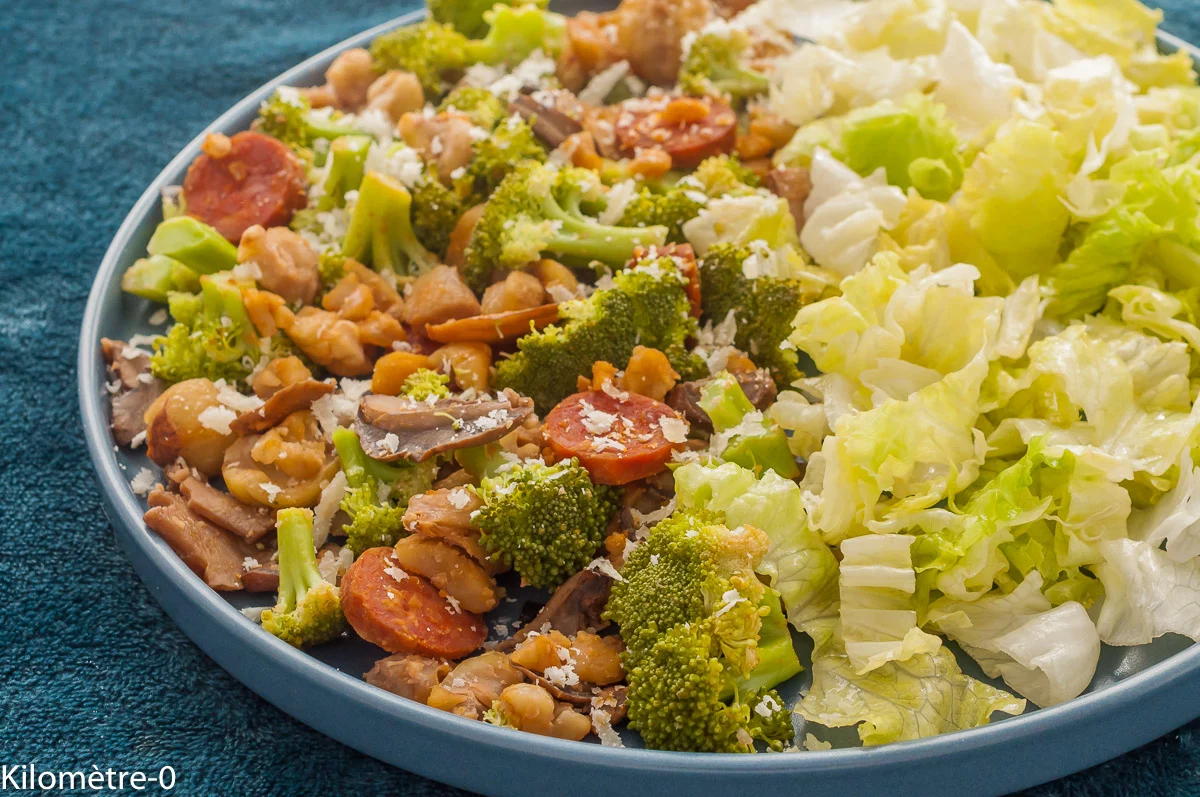 Photo de recette de poêlée, légumes, champignons, chou, brocolis , châtaignes, chorizo, cèpes, bolet, facile, helathy, rapide, automne, Kilomètre-0, blog de cuisine réalisée à partir de produits de saison et issus de circuits courts