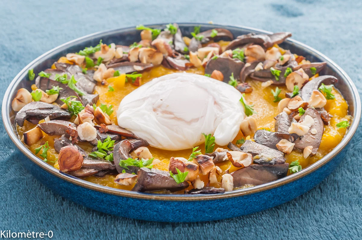 Photo de recette de courge, courge butternut, cèpes, champignons, noisettes, oeuf poché, oeuf, végétarien, purée de butternut, végé, automne, hiver, plat complet, pochéKilomètre-0, blog de cuisine réalisée à partir de produits de saison et issus de circuits courts