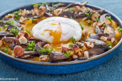 Photo de recette de courge, courge butternut, cèpes, champignons, noisettes, oeuf poché, oeuf, végétarien, purée de butternut, végé, automne, hiver, plat complet, bio, healthy,  pochéKilomètre-0, blog de cuisine réalisée à partir de produits de saison et issus de circuits courts