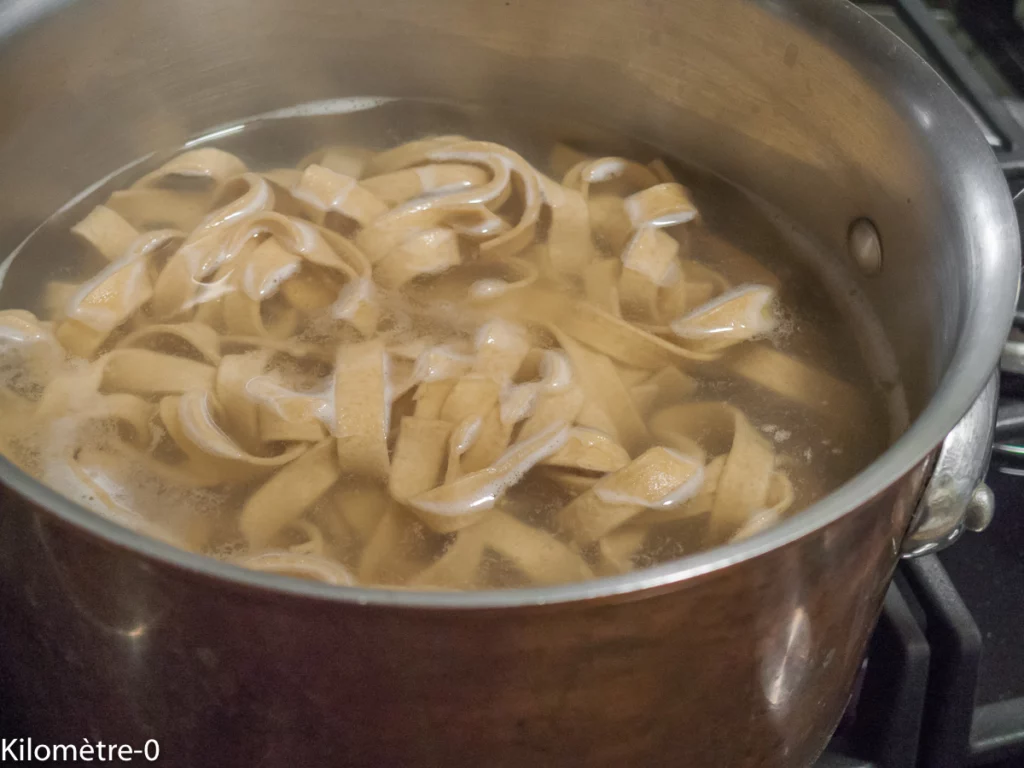 Tagliatelles de petit épeautre aux cèpes, brocolis et tofu mariné à la japonaise - Étape 8
