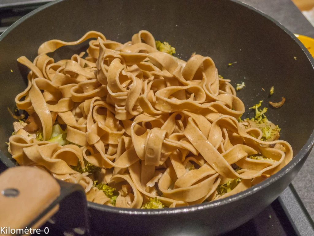 Tagliatelles de petit épeautre aux cèpes, brocolis et tofu mariné à la japonaise - Étape 10