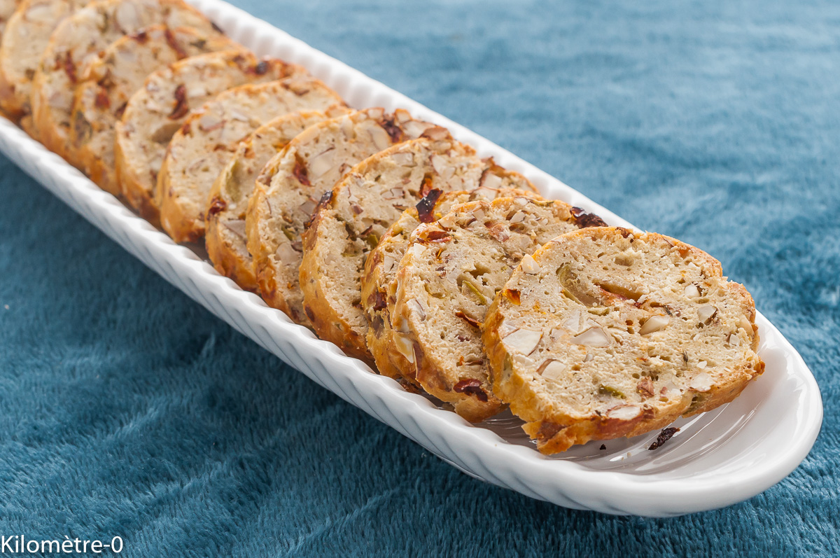 Photo de recette de biscuits, apéro, salés, croquants, amandes, tomates séchées, olives, végé, facile, gâteaux salés, gâteaux apéro, rapide, bio,  Kilomètre-0, blog de cuisine réalisée à partir de produits de saison et issus de circuits courts