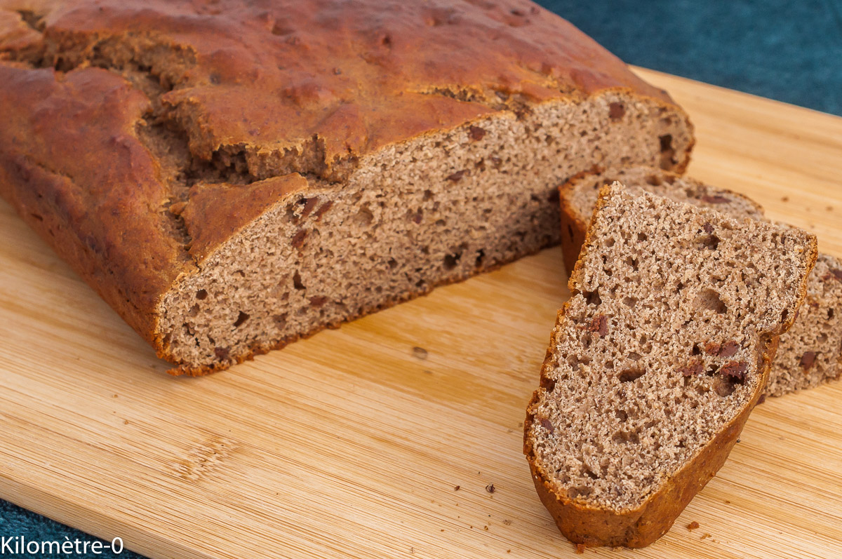 Photo de recette de gâteau du matin, cake, facile, rapide, healthy, bio, farine de blé ancien,  farine de pois chiches, farine de sarrasin, bananes, fruits, pépites de chocolat, Kilomètre-0, blog de cuisine réalisée à partir de produits de saison et issus de circuits courts