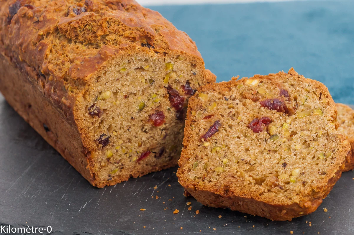 Photo de recette de cake, gâteau du matin, gâteau, fruits secs, pistaches, canneberges, cranberries, facile, healthy, léger, bio, rapide, petit déjeuner, goûter Kilomètre-0, blog de cuisine réalisée à partir de produits de saison et issus de circuits courts