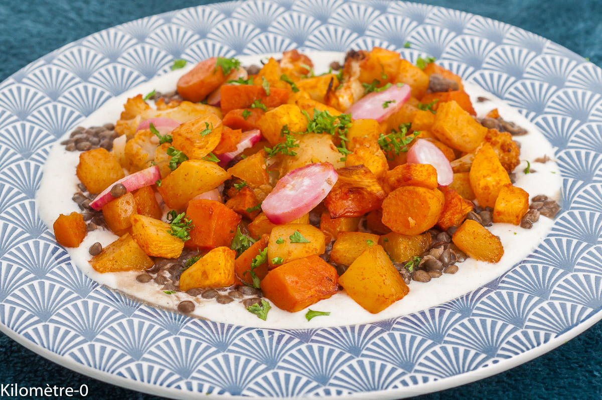Photo de recette de légumes d'hiver, chou fleur, patate douce, navets, légumes au four, radis,  rôtis, lentilles, sauce, tahini , facile, healthy, bio,  Kilomètre-0, blog de cuisine réalisée à partir de produits de saison et issus de circuits courts
