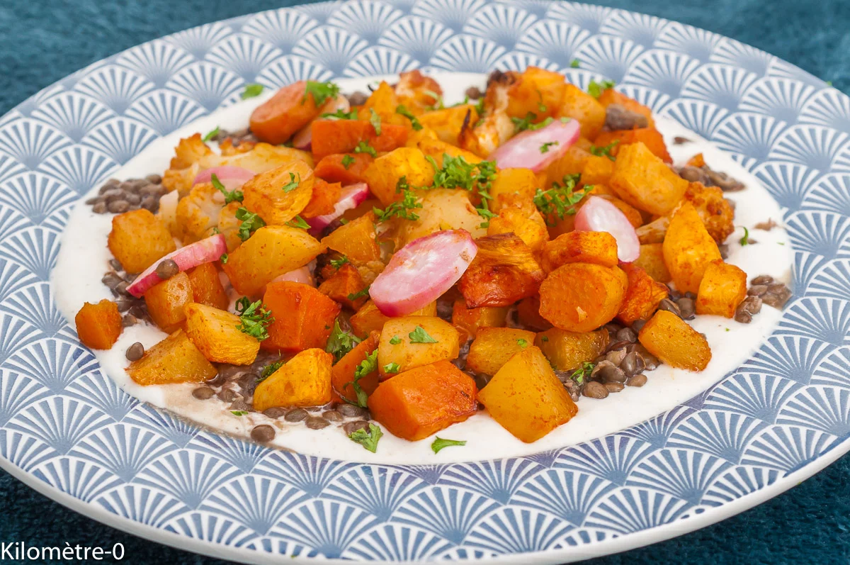 Photo de recette de légumes d'hiver, chou fleur, patate douce, navets, légumes au four, radis, rôtis, lentilles, sauce, tahini , facile, healthy, bio, Kilomètre-0, blog de cuisine réalisée à partir de produits de saison et issus de circuits courts