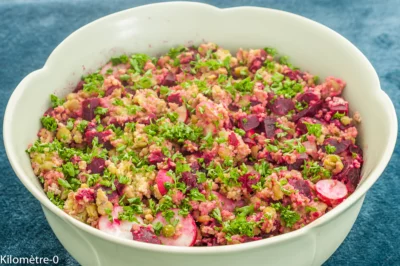 Photo de recette de salade, salade composée, salade complète,  légumineuses,  pois cassés, taboulé, semoule, semoule de petit épeautre, betterave, radis, légumes, automne, hiver, printemps, bio, complet, healthy, économique, protéines, protéinée,  et persilKilomètre-0, blog de cuisine réalisée à partir de produits de saison et issus de circuits courts