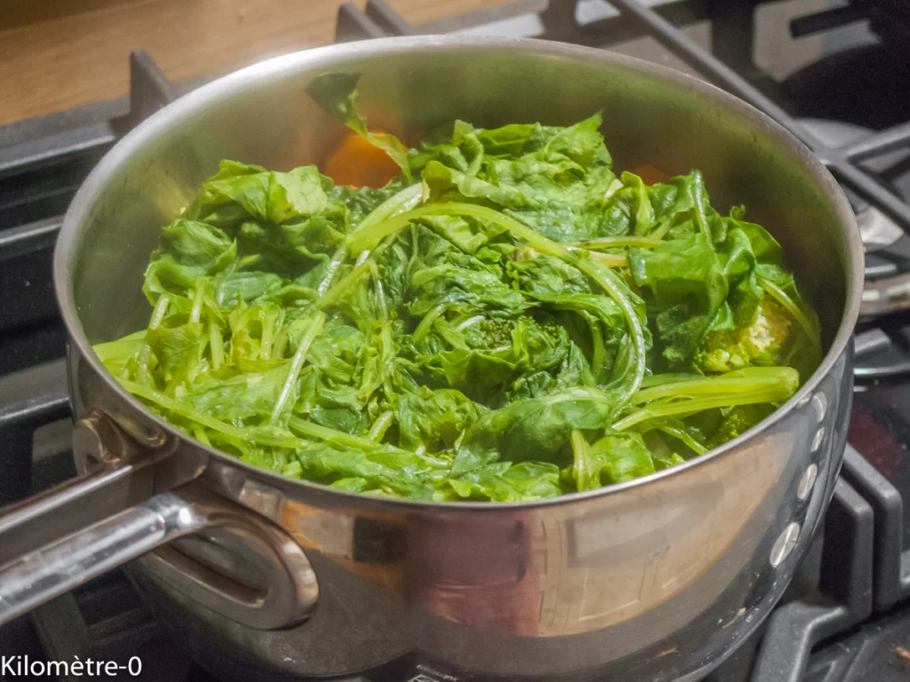 Soupe aux carottes, brocolis et fanes de radis, saint jacques et fromage râpé - Étape 5