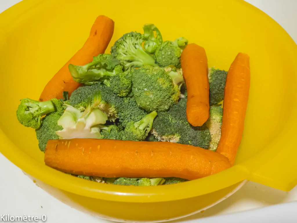 Soupe aux carottes, brocolis et fanes de radis, saint jacques et fromage râpé - Étape 1