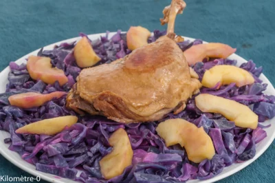 Photo de recette de viande, confit de canard, confit, canard, chou, chou rouge, pommes, rapide, facile, hiver, automne, Kilomètre-0, blog de cuisine réalisée à partir de produits de saison et issus de circuits courts