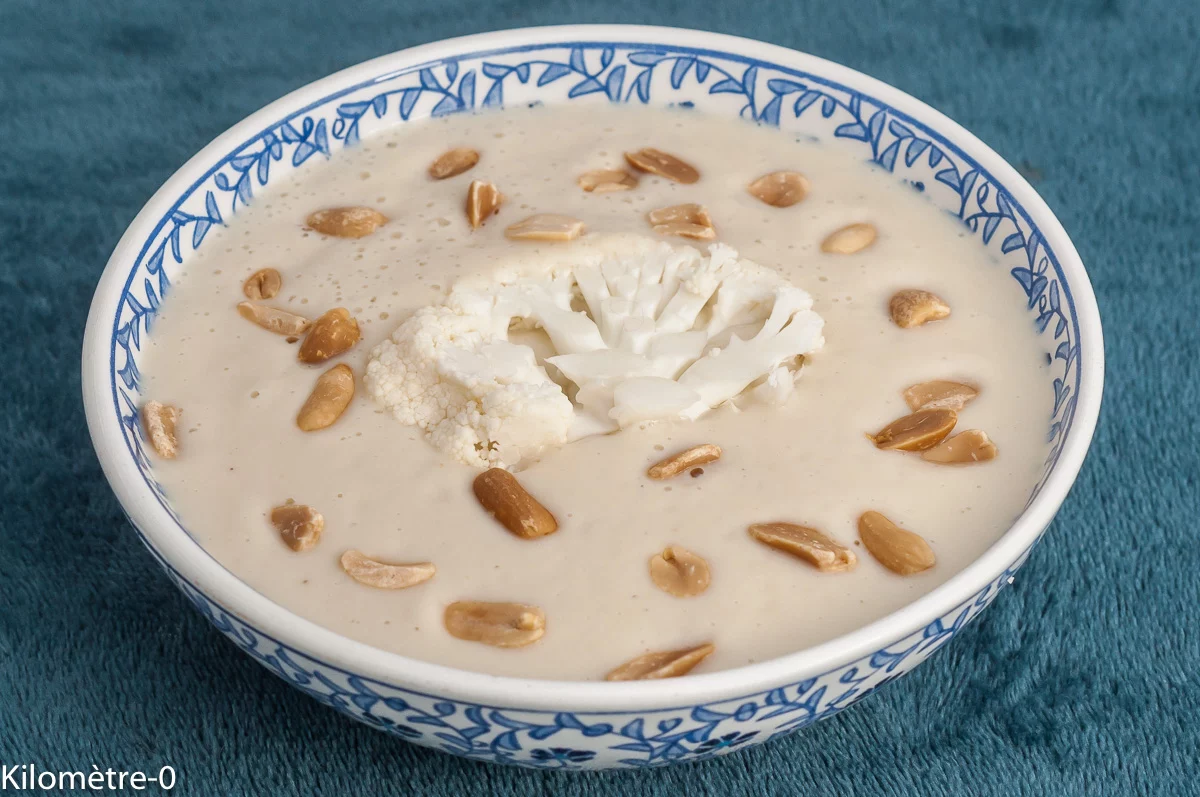 Photo de recette de velouté, soupe, potage, entrée, chou, chou fleur, lait, lait de cajou, lait végétal, cacahuètes, protéines, légumes, automne, hiver, printemps, healthy, léger, bio facile, rapide, économique, purée de cacahuète, Kilomètre-0, blog de cuisine réalisée à partir de produits de saison et issus de circuits courts
