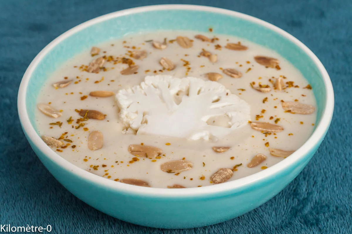Photo de recette de velouté, soupe, potage, entrée, chou, chou fleur, lait, lait de cajou, lait végétal, cacahuètes, protéines, légumes, automne, hiver, printemps, healthy, léger, bio facile, rapide, économique, purée de cacahuète, Kilomètre-0, blog de cuisine réalisée à partir de produits de saison et issus de circuits courts