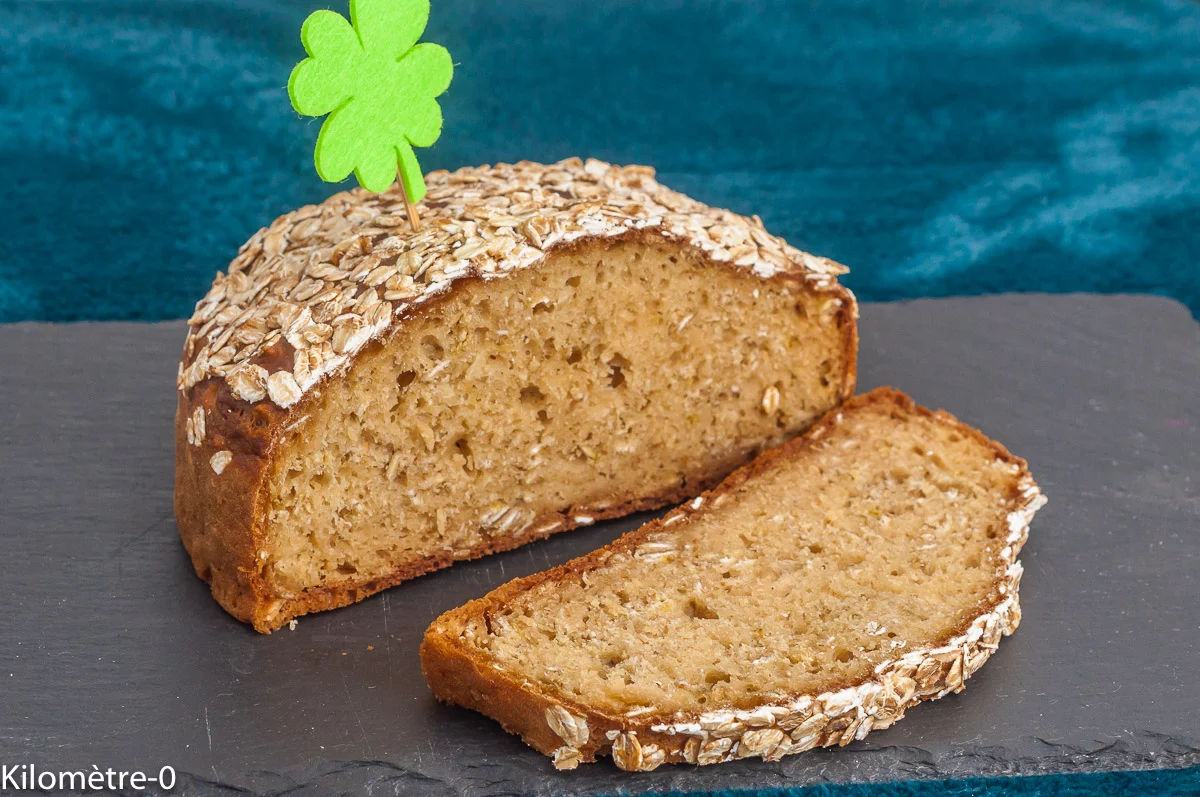 Photo de recette irlandaise, Irlande, pain facile, sans levure de boulanger, sans pétrissage, soda bread, bio, facile, rapide, healthy, flocons d'avoine, de Kilomètre-0, blog de cuisine réalisée à partir de produits de saison et issus de circuits courts