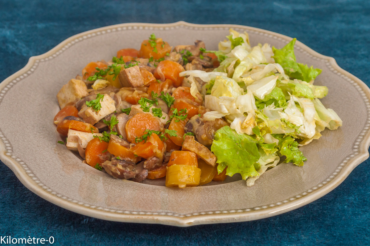 Photo de recette de blanquette de tofu, blanquette végétale, blanquette,  carottes,  légumes, champignons, bio, facile, automne, hiver, rapide, léger, healthy, poêlée, Kilomètre-0, blog de cuisine réalisée à partir de produits de saison et issus de circuits courts