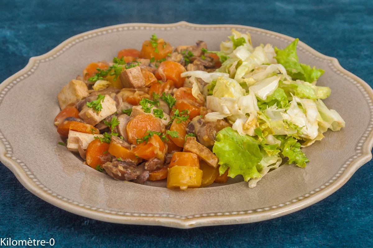 Photo de recette de blanquette de tofu, blanquette végétale, blanquette, carottes, légumes, champignons, bio, facile, automne, hiver, rapide, léger, healthy, poêlée, Kilomètre-0, blog de cuisine réalisée à partir de produits de saison et issus de circuits courts