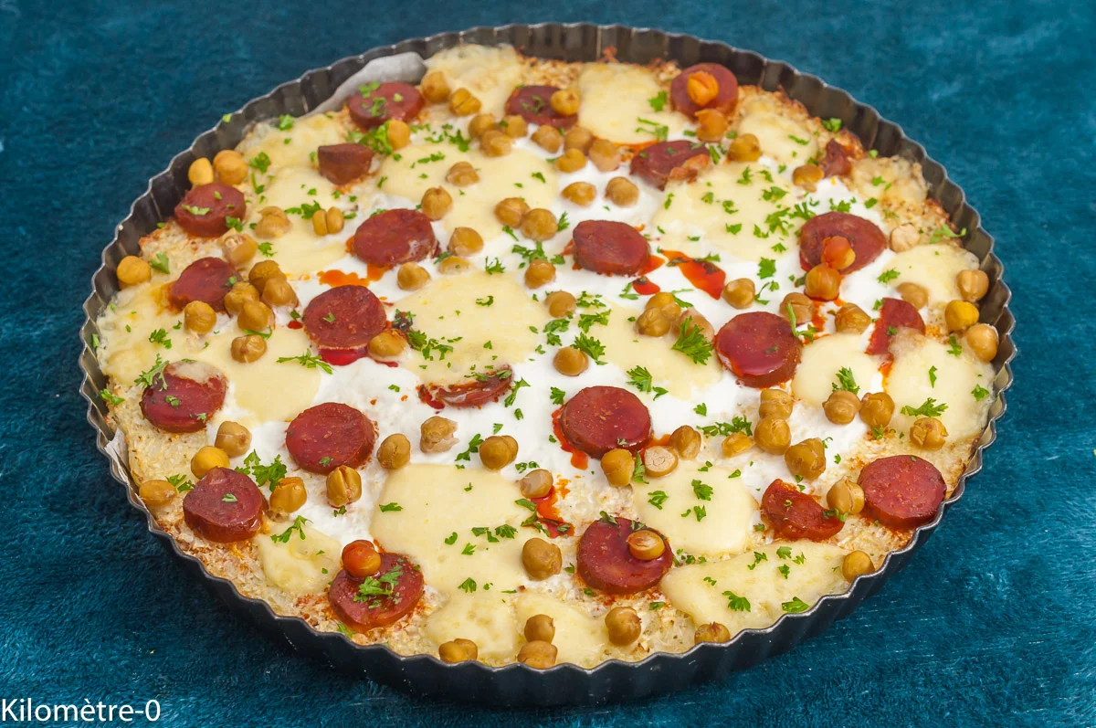 Photo de recette de pizza, chou, chou fleur, facile, chorizo, mozzarella, pois chiches, gourmande, autimne, hiver, printemps, healthy, bio, facile, Kilomètre-0, blog de cuisine réalisée à partir de produits de saison et issus de circuits courts