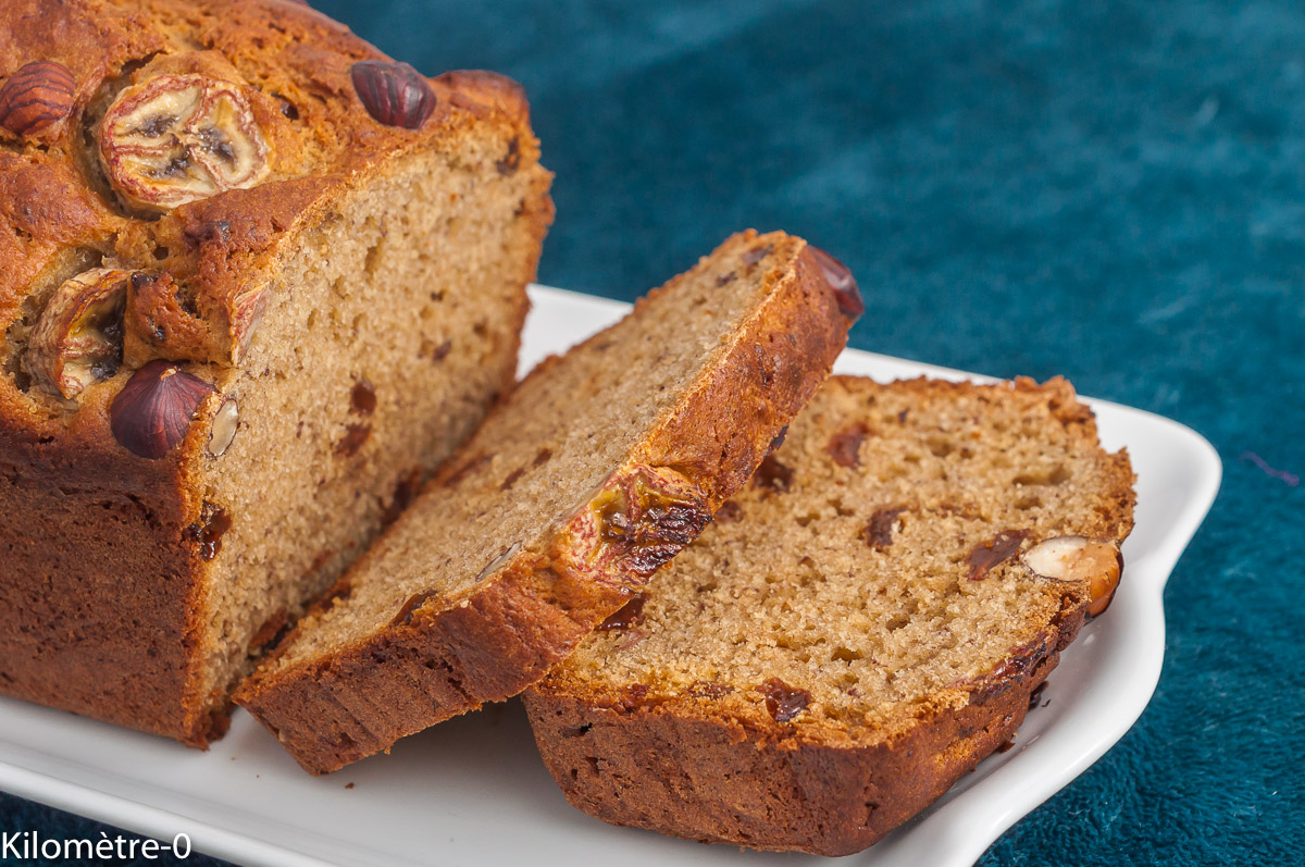 Photo de recette de cake, gâteau, gâteau du matin, farine de petit épeautre, farine ancienne, farine bio, bananes, raisins secs, rhum, gourmand, bio, petit déjeuner, goûter, protéiné, nutritif,  facile,  Kilomètre-0, blog de cuisine réalisée à partir de produits de saison et issus de circuits courts