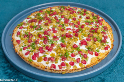 Photo de recette de pizza, pizza de légumes,  chou, chou fleur, légumineuses, fromage,  pois cassés, grenade, healthy, végé, végétarien, facile, Noël,  Kilomètre-0, blog de cuisine réalisée à partir de produits de saison et issus de circuits courts