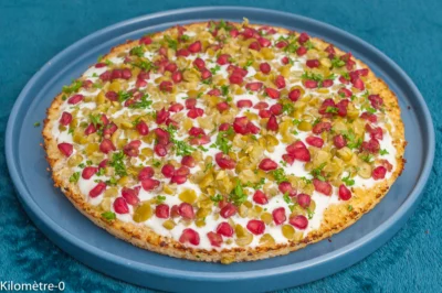 Photo de recette de pizza, pizza de légumes,  chou, chou fleur, légumineuses, fromage,  pois cassés, grenade, healthy, végé, végétarien, facile, Noël,  Kilomètre-0, blog de cuisine réalisée à partir de produits de saison et issus de circuits courts