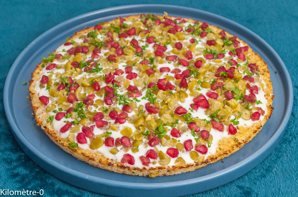 Photo de recette de pizza, pizza de légumes, chou, chou fleur, légumineuses, fromage, pois cassés, grenade, healthy, végé, végétarien, facile, Noël, Kilomètre-0, blog de cuisine réalisée à partir de produits de saison et issus de circuits courts