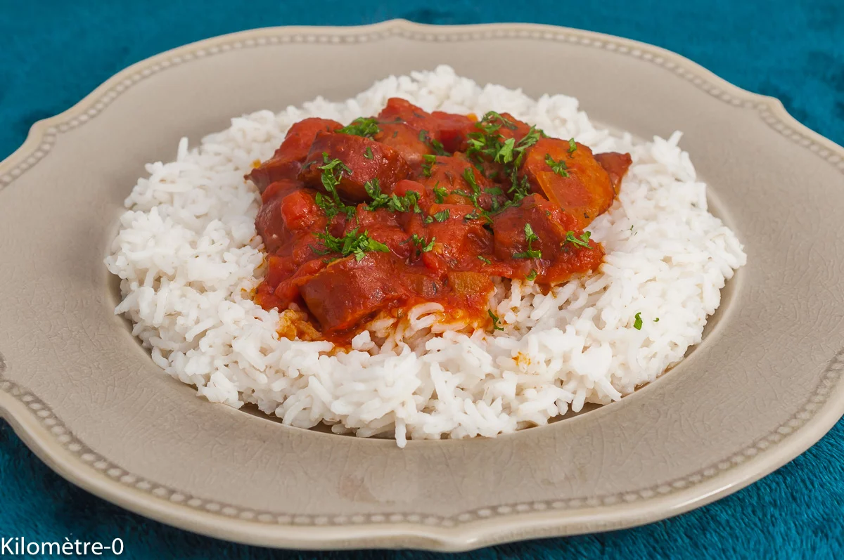 Photo de recette de rougail, mijoté, saucisses fumées, saucisse, riz, cuisine du monde, facile, rapide, épices, Kilomètre-0, blog de cuisine réalisée à partir de produits de saison et issus de circuits courts