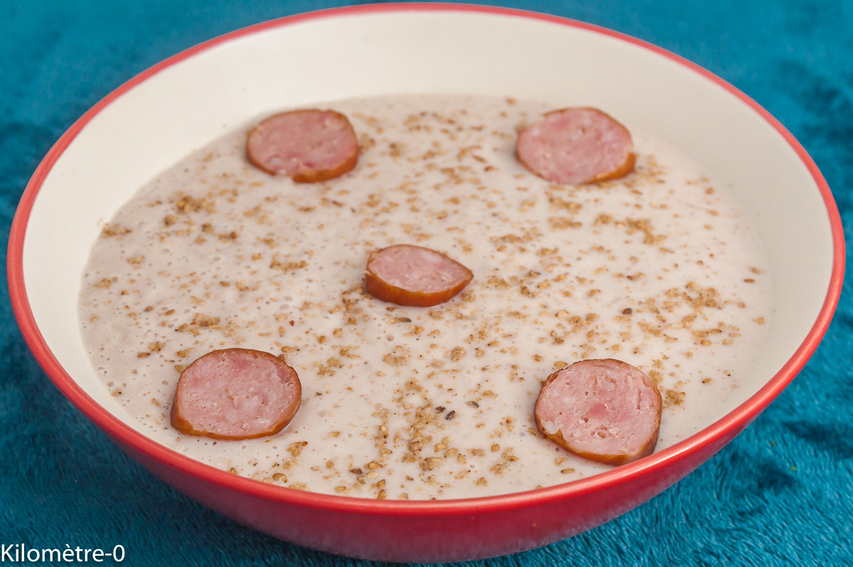 Photo de recette de soupe, velouté, crème, chou fleur, saucisse, saucisse fumée, gomasio, épices, hiver, automne, facile, rapide, léger, healthy, bio, Kilomètre-0, blog de cuisine réalisée à partir de produits de saison et issus de circuits courts