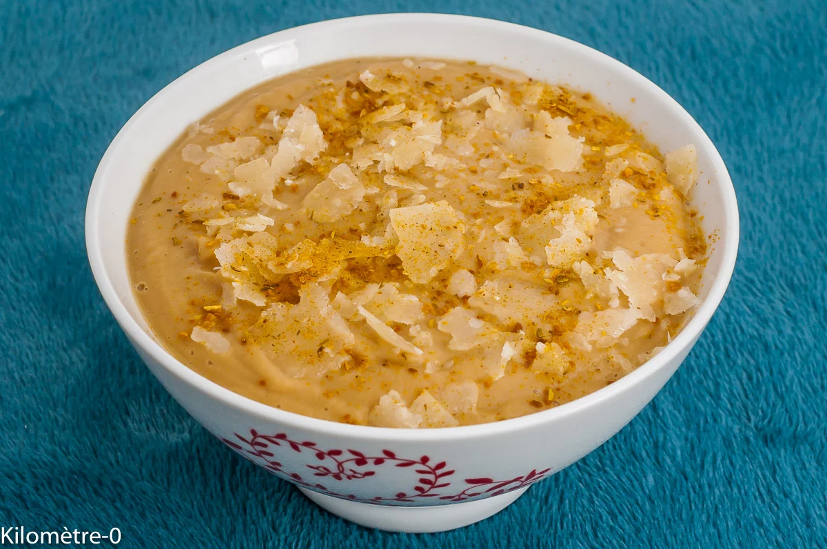 Photo de recette de soupe, potage, velouté, crème, châtaignes, marron, parmesan, fromage, pois chiches, légumineuses, épices cajun, soupe protéinée, protéines, bio, healthy, automne, hiverKilomètre-0, blog de cuisine réalisée à partir de produits de saison et issus de circuits courts