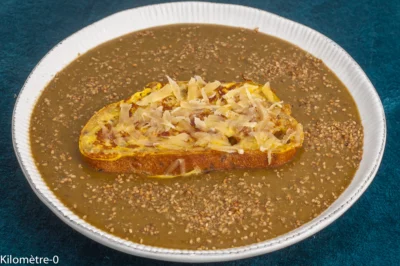 Photo de recette de soupe, potage, rustique, velouté, courge, butternut, pain, emmental, pain perdu, anti gaspi, économique, automne, hiver, bio, healthy, végé, végétarien,  Kilomètre-0, blog de cuisine réalisée à partir de produits de saison et issus de circuits courts