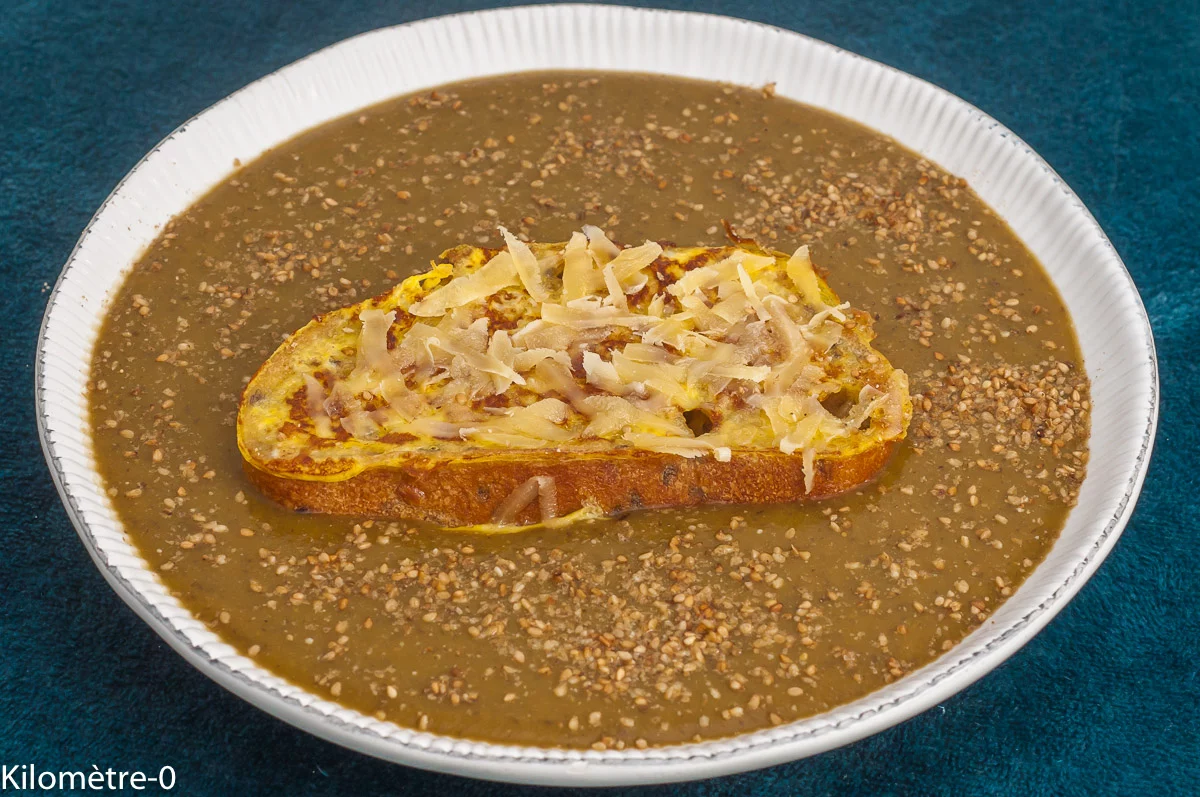 Photo de recette de soupe, potage, rustique, velouté, courge, butternut, pain, emmental, pain perdu, anti gaspi, économique, automne, hiver, bio, healthy, végé, végétarien, Kilomètre-0, blog de cuisine réalisée à partir de produits de saison et issus de circuits courts