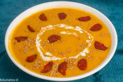 Photo de recette de Soupe, velouté, potage, crème, courge,  butternut , légumes, automne, hiver,  pommes de terre, chorizo , crème, crème d'amandes, healthy, bio, Kilomètre-0, blog de cuisine réalisée à partir de produits de saison et issus de circuits courts