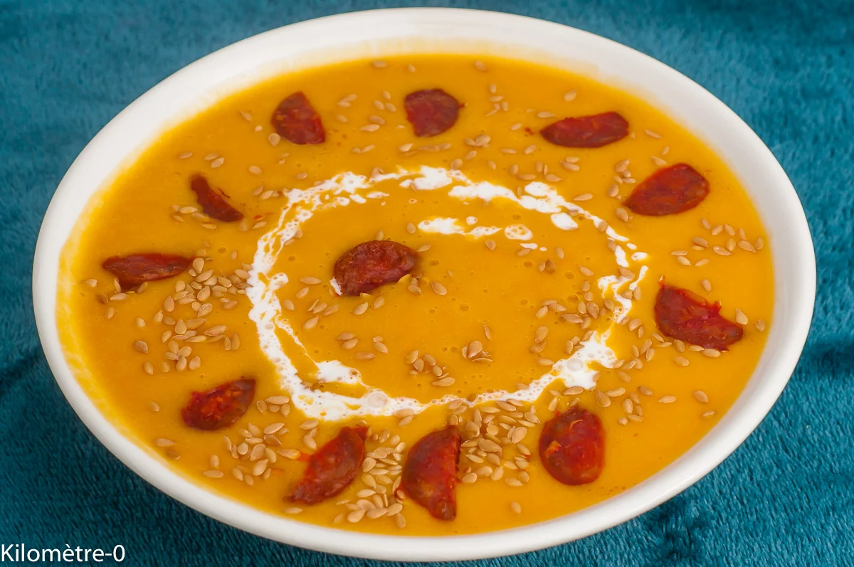 Photo de recette de Soupe, velouté, potage, crème, courge, butternut , légumes, automne, hiver, pommes de terre, chorizo , crème, crème d'amandes, healthy, bio, Kilomètre-0, blog de cuisine réalisée à partir de produits de saison et issus de circuits courts