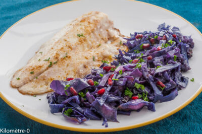 Photo de recette de poisson, bar, filet de poisson, chou, chou rouge, automne, facile, rapide, chou compoté, épices, Kilomètre-0, blog de cuisine réalisée à partir de produits de saison et issus de circuits courts