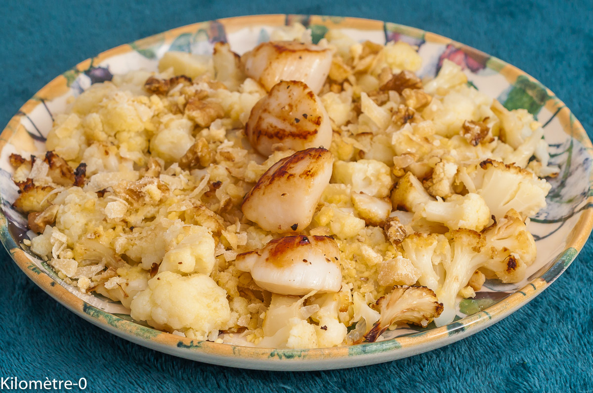 Photo de recette de chou, chou fleur, poêlée,  saint jacques , noix saint jacques, crumble , noix, parmesan, gourmand, léger, automne, hiver, printemps, facile, léger, gourmand, Kilomètre-0, blog de cuisine réalisée à partir de produits de saison et issus de circuits courts