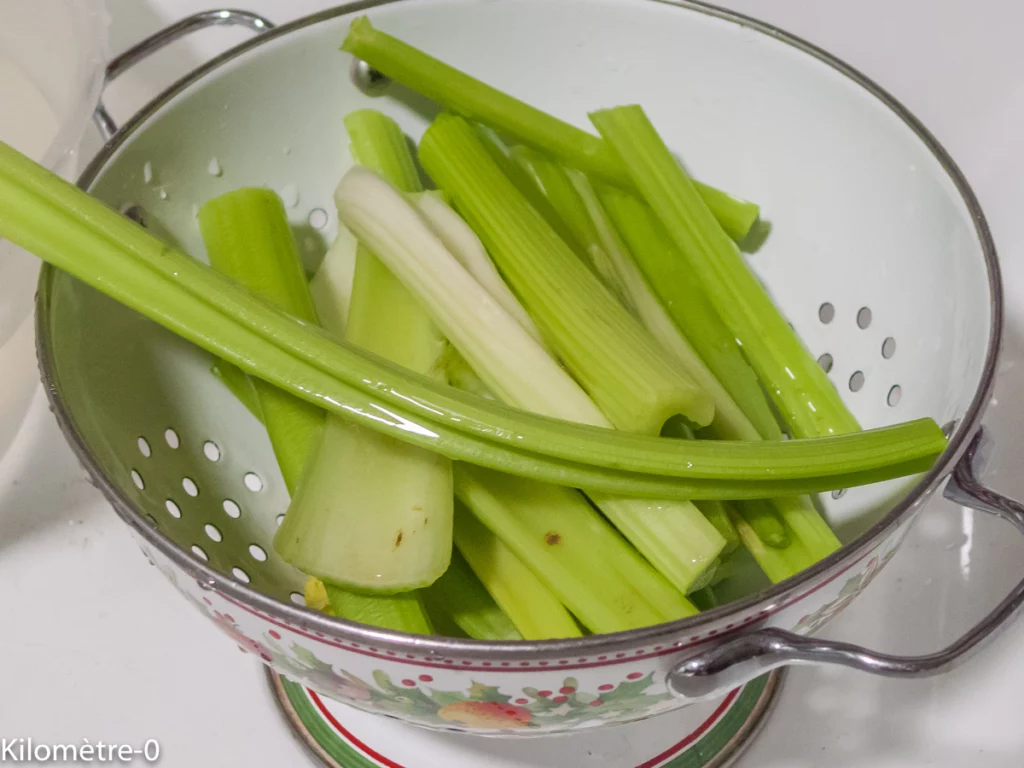 Céleri branche confit aux amandes et aux œufs - Étape 1