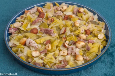 Photo de recette de poêlée, légumes, autonne, hiver,  poireaux, viande, fumé, lardons, poitrine, noisettes, healthy, léger, facile, rapide,bio,  Kilomètre-0, blog de cuisine réalisée à partir de produits de saison et issus de circuits courts