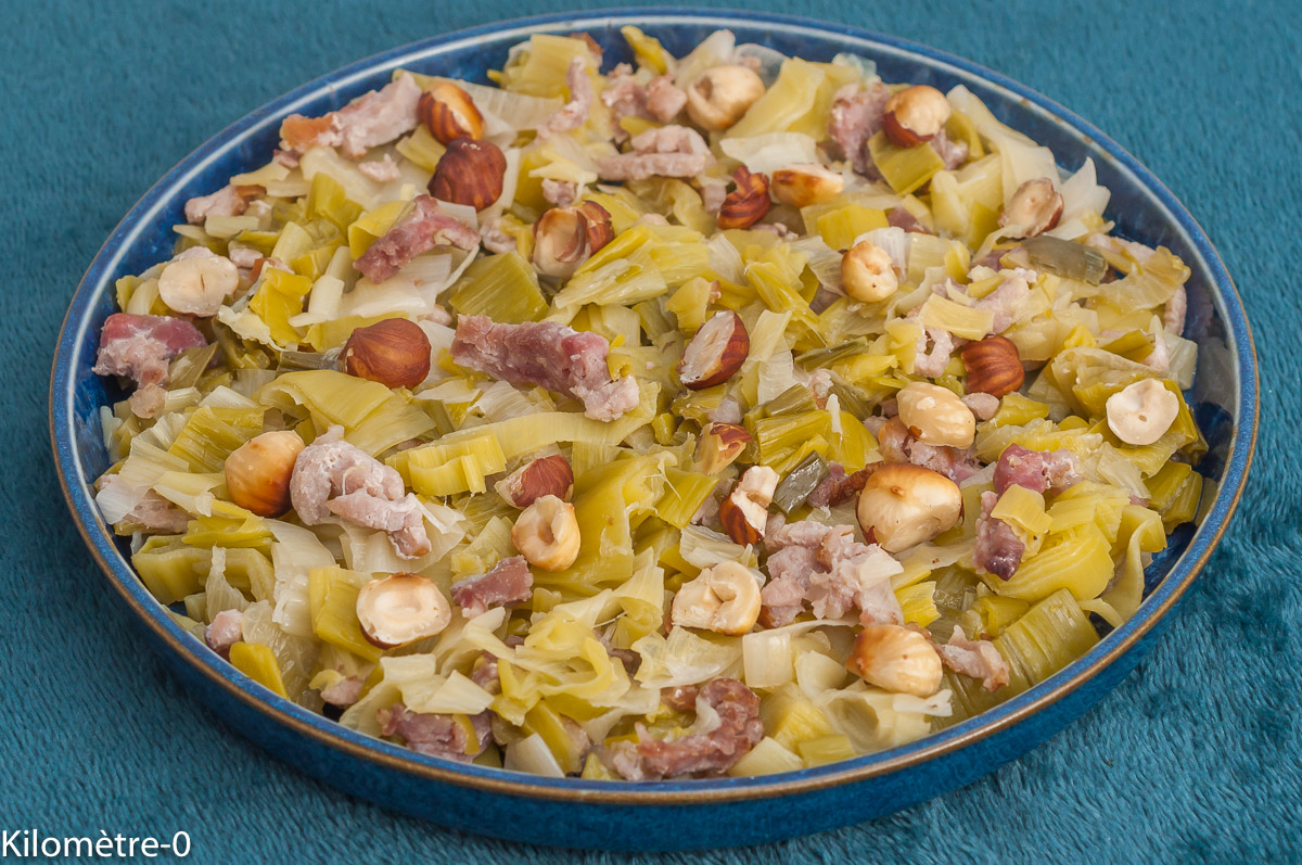 Photo de recette de poêlée, légumes, autonne, hiver,  poireaux, viande, fumé, lardons, poitrine, noisettes, healthy, léger, facile, rapide,bio,  Kilomètre-0, blog de cuisine réalisée à partir de produits de saison et issus de circuits courts