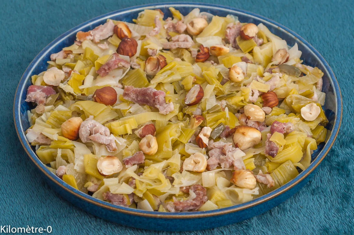 Photo de recette de poêlée, légumes, autonne, hiver, poireaux, viande, fumé, lardons, poitrine, noisettes, healthy, léger, facile, rapide, Kilomètre-0, blog de cuisine réalisée à partir de produits de saison et issus de circuits courts