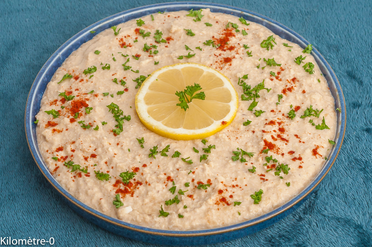 Photo de recette de houmous, légumineuses, lentilles corail, lentilles,  noix de cajou, citron, tahin, paprike, cumin, facile, énergétique, protéines, bio, apéro, tartinade, crème de lentilles, purée de lentilles, Kilomètre-0, blog de cuisine réalisée à partir de produits de saison et issus de circuits courts