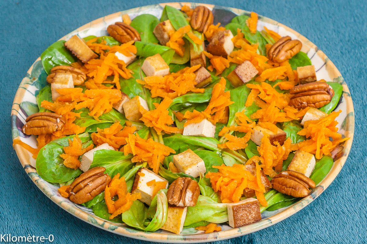 Photo de recette de salade, salade complète, tofu fumé, tofu , légumes, crudités, carottes râpées, noix, facile, végétarien, végé, rapide, bio,  Kilomètre-0, blog de cuisine réalisée à partir de produits de saison et issus de circuits courts