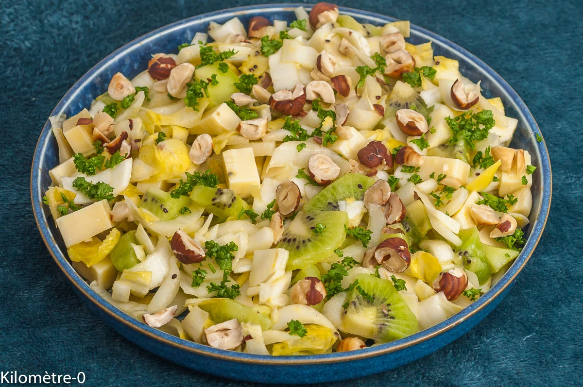 Photo de recette de salade, salade composée, salade légère, complète, salade verte, endives, kiwis, comté, fromage, noisettes, facile, rapide, léger, bio, automne, hiver, Kilomètre-0, blog de cuisine réalisée à partir de produits de saison et issus de circuits courts