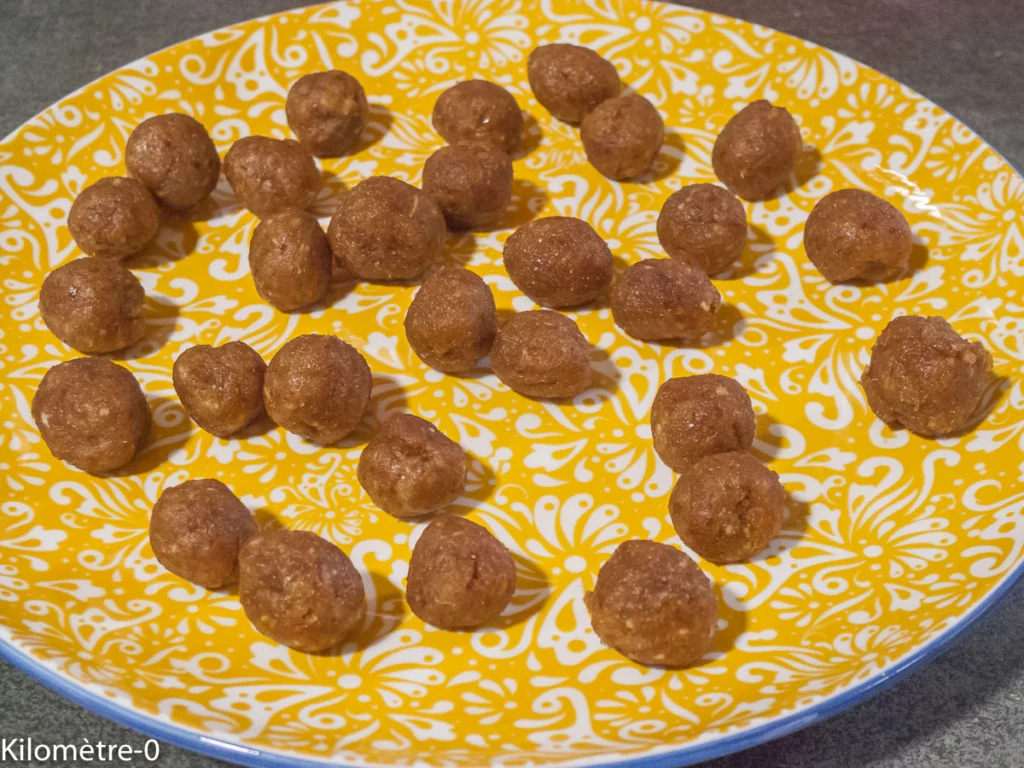 Biscuits farcis à la pâte de dattes et eau de fleur d&rsquo;oranger - Étape 1