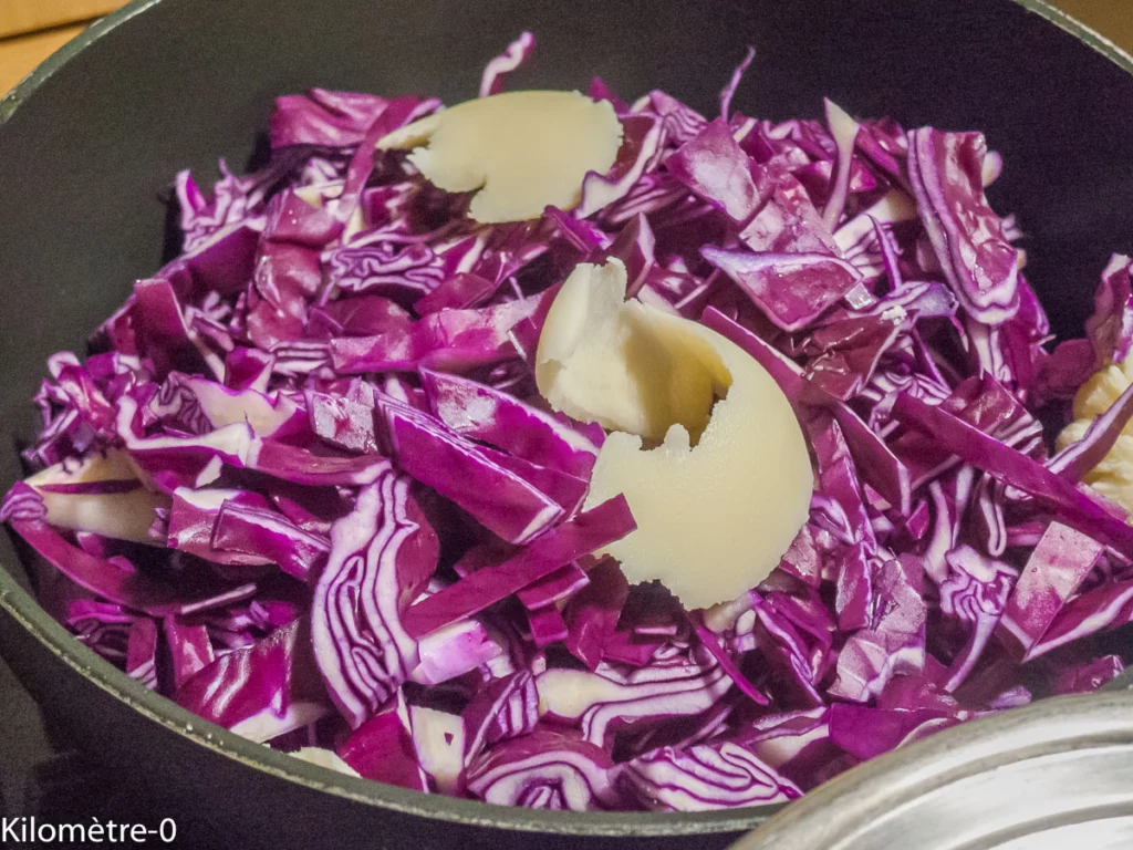 Poêlée de chou rouge, saucisse de Morteau et riz - Étape 1