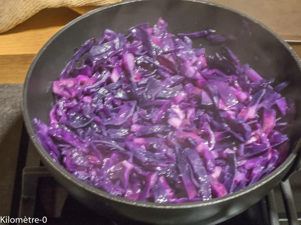 Poêlée de chou rouge, saucisse de Morteau et riz - Étape 2
