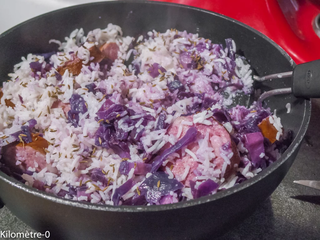 Poêlée de chou rouge, saucisse de Morteau et riz - Étape 6