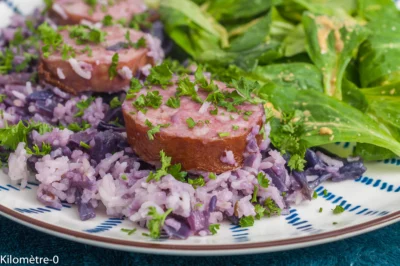 Photo de recette de poêlée, chou, chou rouge, riz, saucisse de Morteau, saucisse, automne, hiver, plat complet, plat unique, Kilomètre-0, blog de cuisine réalisée à partir de produits de saison et issus de circuits courts
